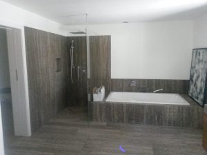 Wannen und Wandbekleidung