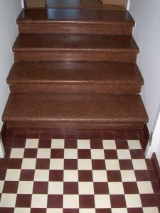 fugenlos bis an die Treppe