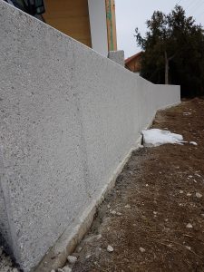 ...von Betonmauern...