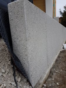 ...durch Betonstocken.