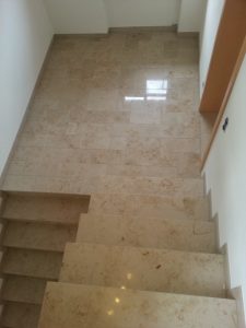 Trittstufe mit Fries im Römischen Verband