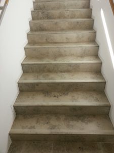 Aventinum Abensberg - Winkelstufen mit Schattenfugen